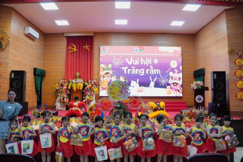 A group of children holding paper

Description automatically generated